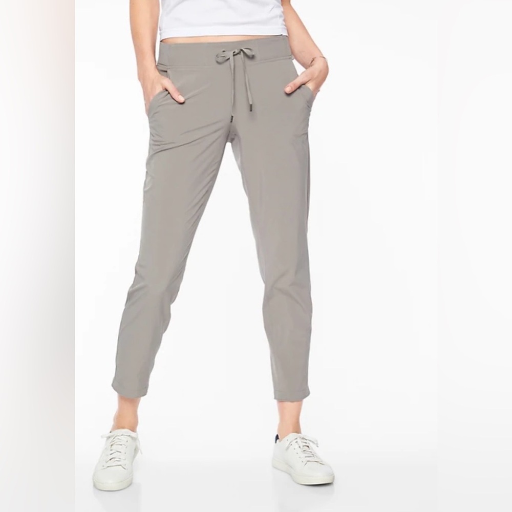 EUC Women's Athleta Midtown Ankle/Crop Pants - Color Light Asphalt, Size 4